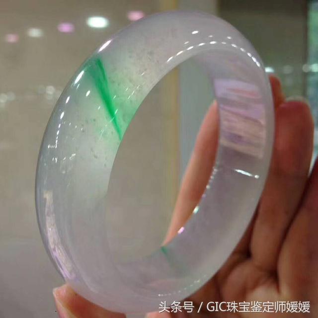 如何选翡翠手镯,什么样子的玉手镯是好的-第1张图片-翡翠网 如何选翡翠手镯,什么样子的玉手镯是好的-第1张图片-翡翠网