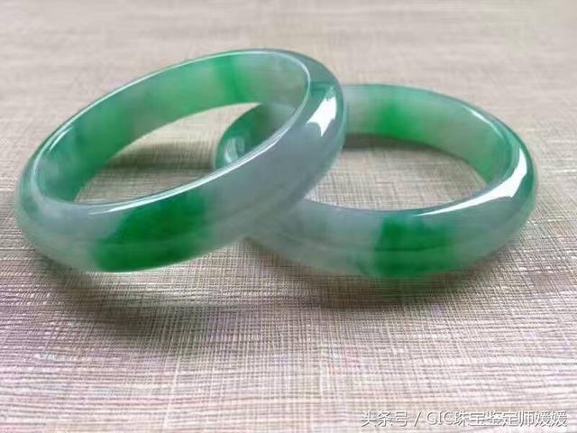 如何选翡翠手镯,什么样子的玉手镯是好的-第2张图片-翡翠网 如何选翡翠手镯,什么样子的玉手镯是好的-第2张图片-翡翠网