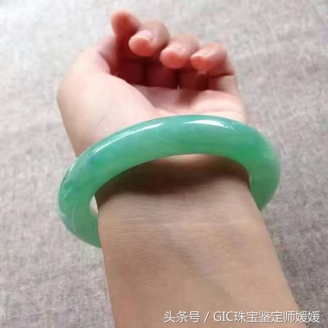 如何选翡翠手镯,什么样子的玉手镯是好的-第4张图片-翡翠网 如何选翡翠手镯,什么样子的玉手镯是好的-第4张图片-翡翠网