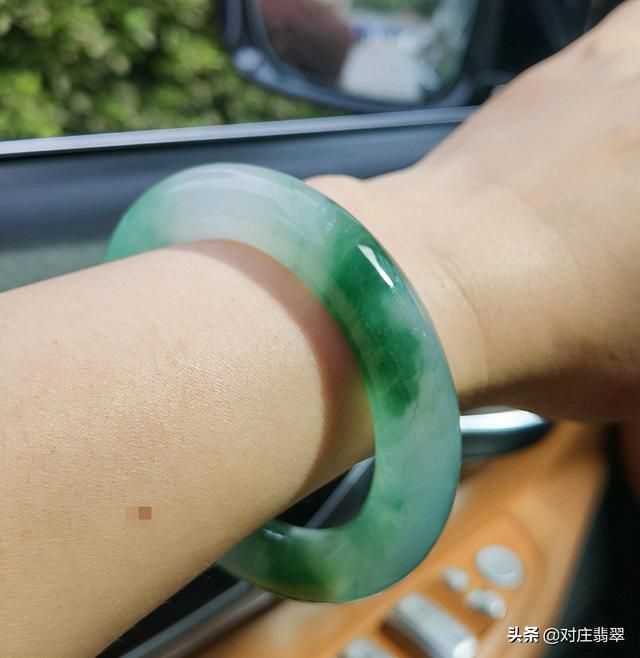翡翠手镯越戴棉絮越多翡翠手镯雪花绿-第7张图片-翡翠网 翡翠手镯越戴棉絮越多翡翠手镯雪花绿-第7张图片-翡翠网