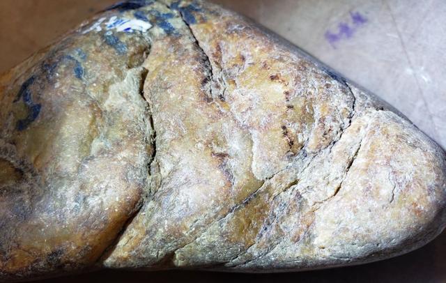 翡翠原石的绺裂,翡翠的原石在哪里-第1张图片-翡翠网 翡翠原石的绺裂,翡翠的原石在哪里-第1张图片-翡翠网