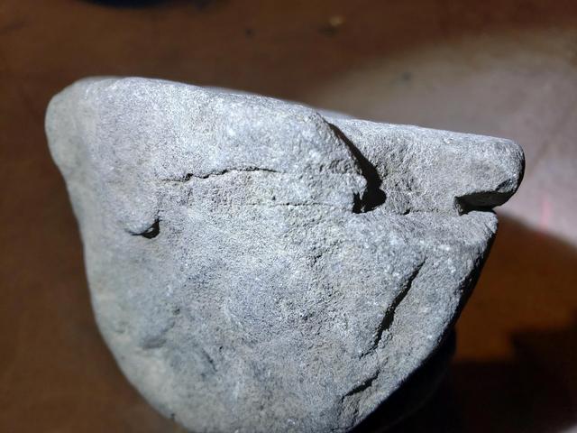 翡翠原石的绺裂,翡翠的原石在哪里-第3张图片-翡翠网 翡翠原石的绺裂,翡翠的原石在哪里-第3张图片-翡翠网