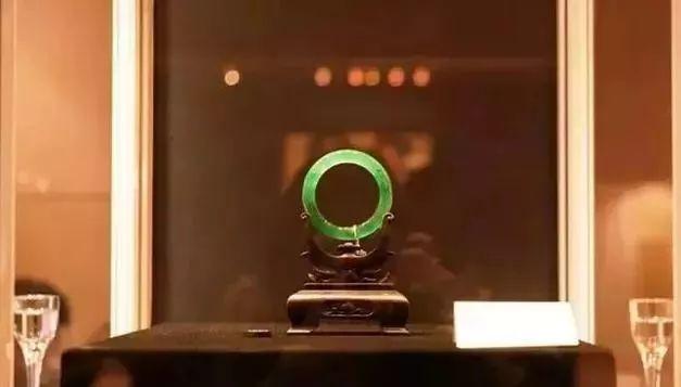 48亿玻璃种翡翠手镯,苏富比拍卖的翡翠手镯-第7张图片-翡翠网 48亿玻璃种翡翠手镯,苏富比拍卖的翡翠手镯-第7张图片-翡翠网