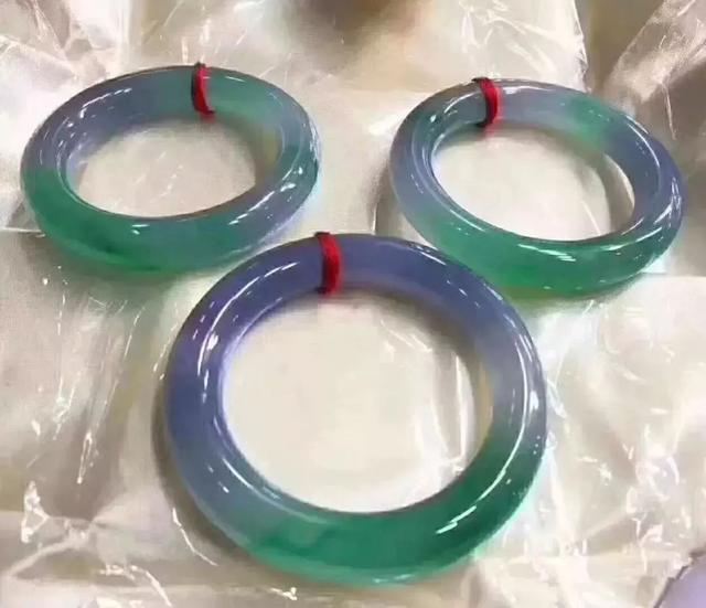 48亿玻璃种翡翠手镯,苏富比拍卖的翡翠手镯-第11张图片-翡翠网 48亿玻璃种翡翠手镯,苏富比拍卖的翡翠手镯-第11张图片-翡翠网