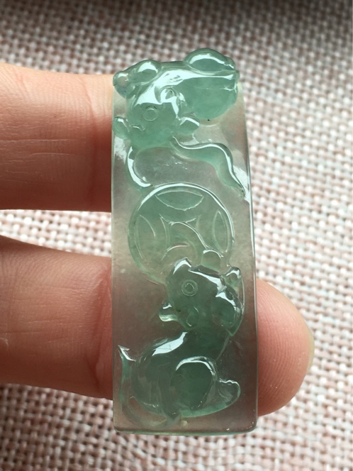 翡翠手把件好还是和田玉好,翡翠手把件价格是多少-第1张图片-翡翠网 翡翠手把件好还是和田玉好,翡翠手把件价格是多少-第1张图片-翡翠网