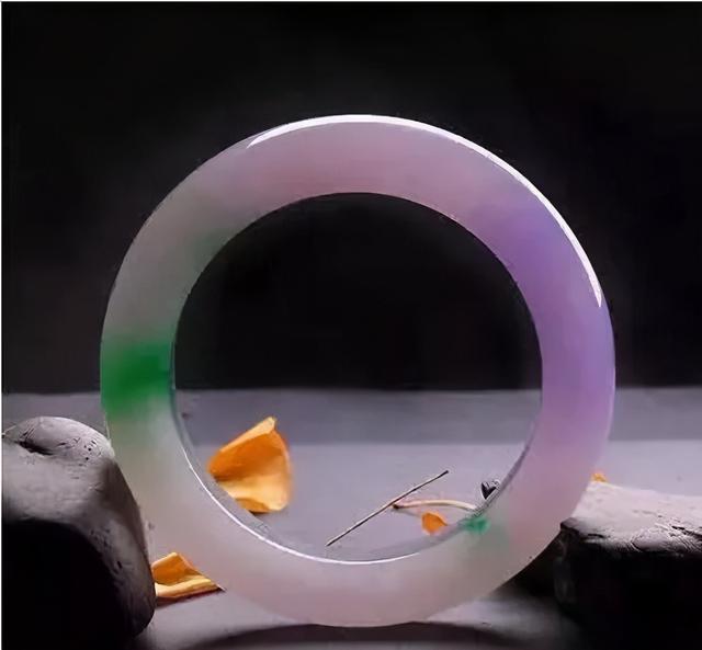 满色糯种玉镯大概在什么价位糯种飘绿翡翠手镯价格-第2张图片-翡翠网 满色糯种玉镯大概在什么价位糯种飘绿翡翠手镯价格-第2张图片-翡翠网