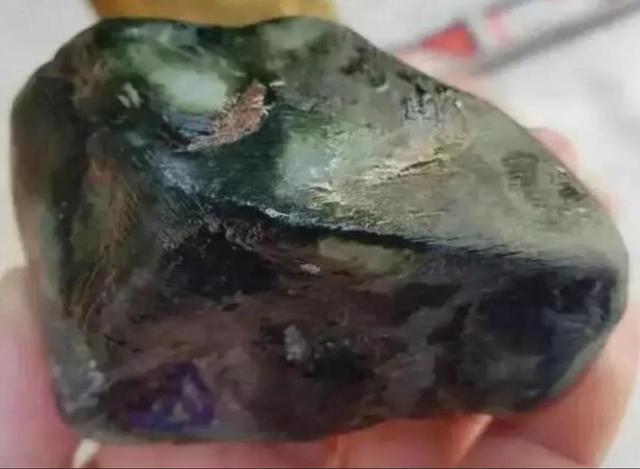 开出最漂亮的翡翠原石什么原石出冰种翡翠-第1张图片-翡翠网 开出最漂亮的翡翠原石什么原石出冰种翡翠-第1张图片-翡翠网