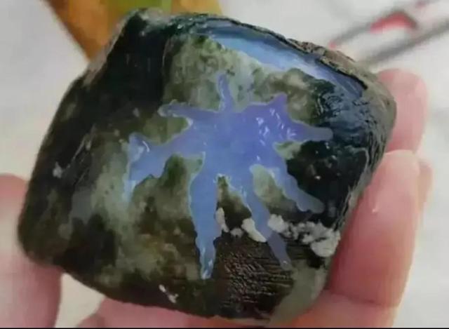 开出最漂亮的翡翠原石什么原石出冰种翡翠-第2张图片-翡翠网 开出最漂亮的翡翠原石什么原石出冰种翡翠-第2张图片-翡翠网