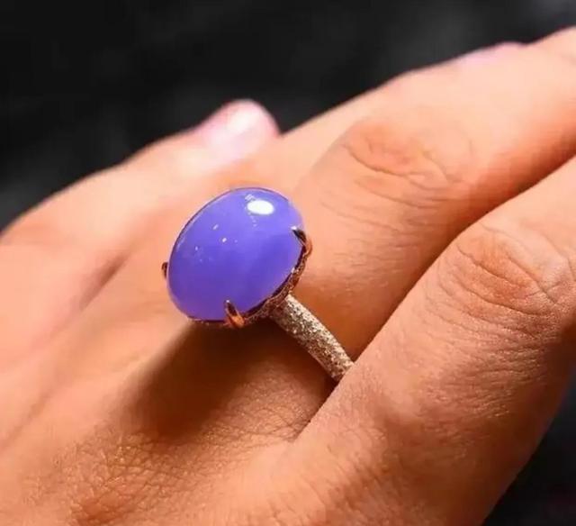 开出最漂亮的翡翠原石什么原石出冰种翡翠-第4张图片-翡翠网 开出最漂亮的翡翠原石什么原石出冰种翡翠-第4张图片-翡翠网