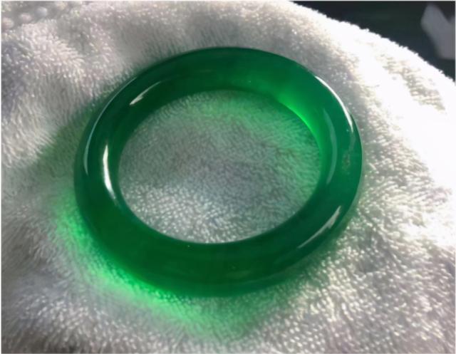 豆满绿翡翠手镯,冰种满绿翡翠手镯价格-第1张图片-翡翠网 豆满绿翡翠手镯,冰种满绿翡翠手镯价格-第1张图片-翡翠网