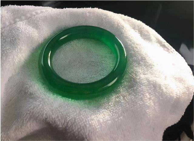 豆满绿翡翠手镯,冰种满绿翡翠手镯价格-第2张图片-翡翠网 豆满绿翡翠手镯,冰种满绿翡翠手镯价格-第2张图片-翡翠网