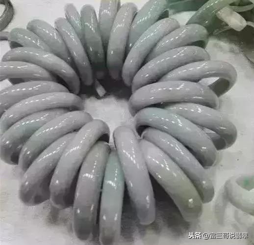 翡翠手镯带紫色好吗带春翡翠手镯价格-第8张图片-翡翠网 翡翠手镯带紫色好吗带春翡翠手镯价格-第8张图片-翡翠网