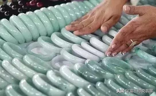 翡翠手镯带紫色好吗带春翡翠手镯价格-第13张图片-翡翠网 翡翠手镯带紫色好吗带春翡翠手镯价格-第13张图片-翡翠网