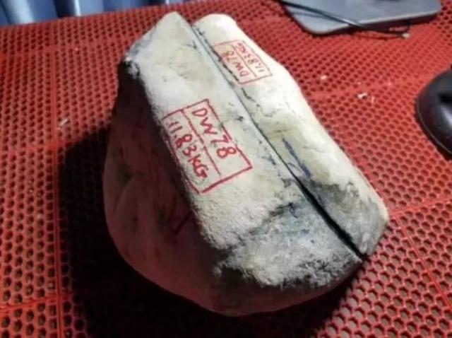 木那翡翠原石切开后会涨吗,翡翠的原石在哪里-第1张图片-翡翠网 木那翡翠原石切开后会涨吗,翡翠的原石在哪里-第1张图片-翡翠网