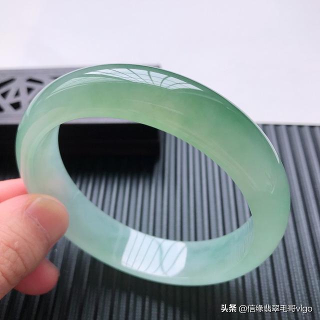 长期戴玉的七大好处和功效女性带翡翠手镯的好处-第5张图片-翡翠网 长期戴玉的七大好处和功效女性带翡翠手镯的好处-第5张图片-翡翠网