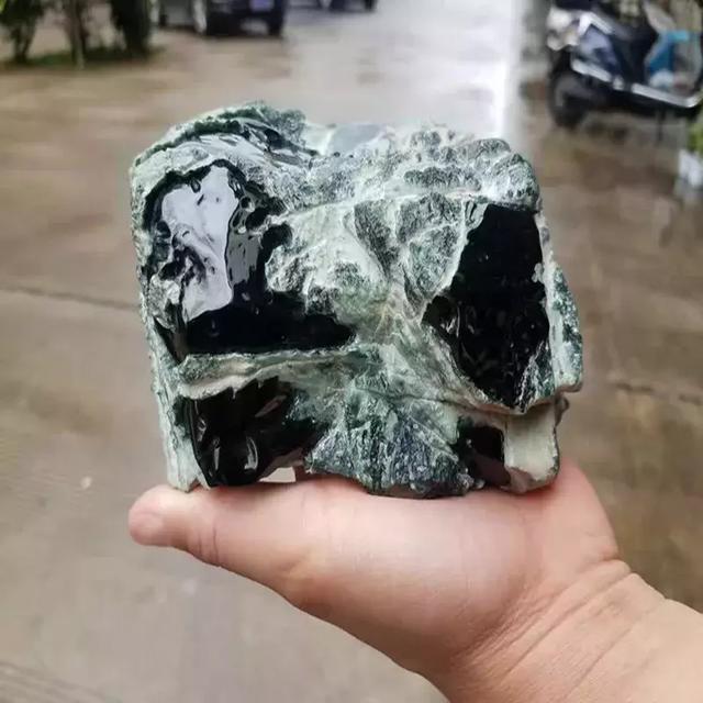 翡翠原石打灯荧光图解翡翠墨翠原石-第3张图片-翡翠网 翡翠原石打灯荧光图解翡翠墨翠原石-第3张图片-翡翠网