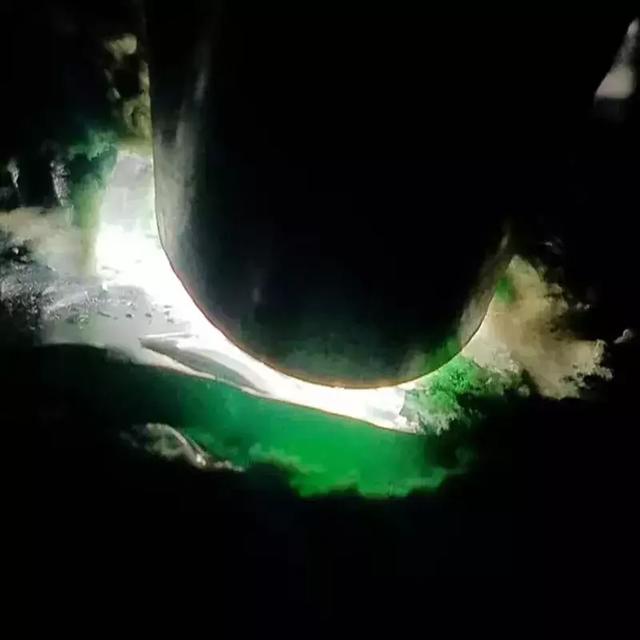 翡翠原石打灯荧光图解翡翠墨翠原石-第4张图片-翡翠网 翡翠原石打灯荧光图解翡翠墨翠原石-第4张图片-翡翠网