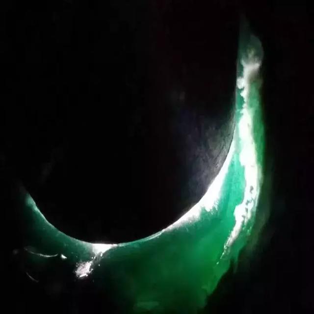 翡翠原石打灯荧光图解翡翠墨翠原石-第5张图片-翡翠网 翡翠原石打灯荧光图解翡翠墨翠原石-第5张图片-翡翠网