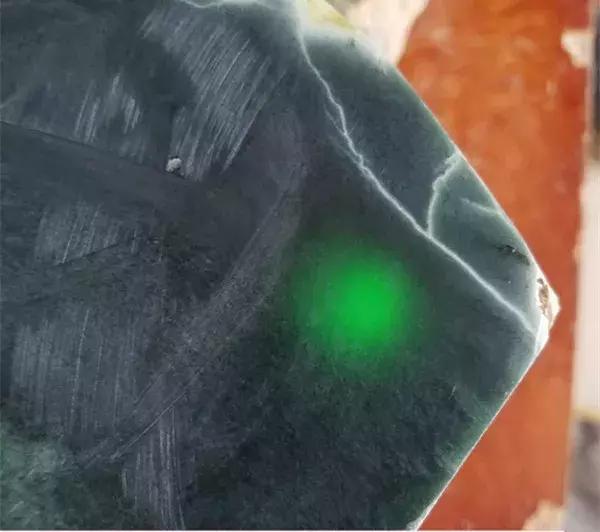 翡翠原石打灯荧光图解翡翠墨翠原石-第7张图片-翡翠网 翡翠原石打灯荧光图解翡翠墨翠原石-第7张图片-翡翠网