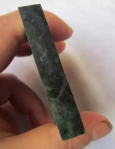 翡翠原石打灯荧光图解翡翠墨翠原石-第9张图片-翡翠网 翡翠原石打灯荧光图解翡翠墨翠原石-第9张图片-翡翠网