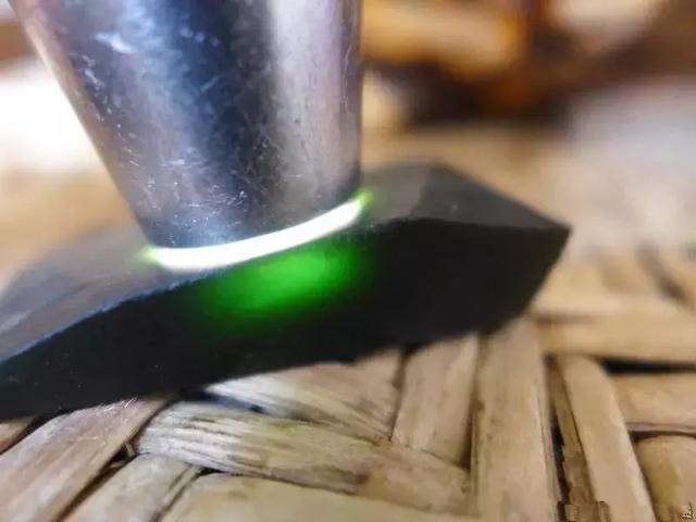 翡翠原石打灯荧光图解翡翠墨翠原石-第10张图片-翡翠网 翡翠原石打灯荧光图解翡翠墨翠原石-第10张图片-翡翠网