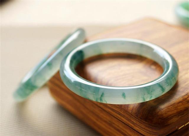 翡翠细条手镯,过万的细圆条翡翠手镯-第3张图片-翡翠网 翡翠细条手镯,过万的细圆条翡翠手镯-第3张图片-翡翠网