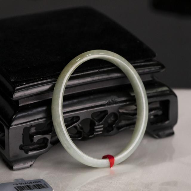 翡翠细条手镯,过万的细圆条翡翠手镯-第5张图片-翡翠网 翡翠细条手镯,过万的细圆条翡翠手镯-第5张图片-翡翠网