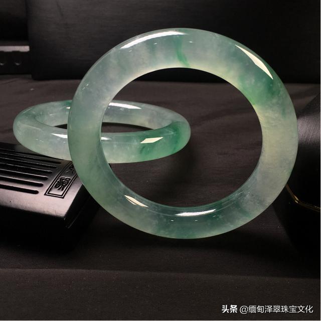 翡翠颜色等级排名,翡翠颜色等级对照图-第4张图片-翡翠网 翡翠颜色等级排名,翡翠颜色等级对照图-第4张图片-翡翠网