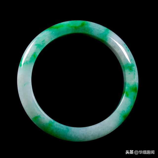 用手镯表达爱情的语言,爱情翡翠手镯-第1张图片-翡翠网 用手镯表达爱情的语言,爱情翡翠手镯-第1张图片-翡翠网