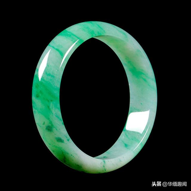 用手镯表达爱情的语言,爱情翡翠手镯-第2张图片-翡翠网 用手镯表达爱情的语言,爱情翡翠手镯-第2张图片-翡翠网