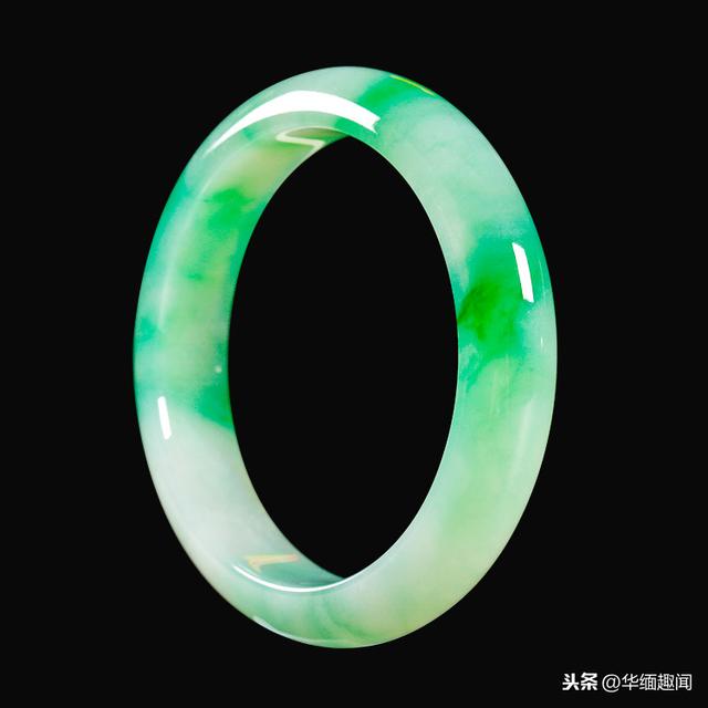 用手镯表达爱情的语言,爱情翡翠手镯-第6张图片-翡翠网 用手镯表达爱情的语言,爱情翡翠手镯-第6张图片-翡翠网