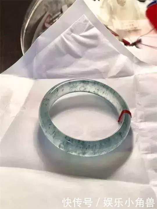 做梦梦到翡翠手镯碎了是怎么回事做梦梦到翡翠手镯断了-第2张图片-翡翠网 做梦梦到翡翠手镯碎了是怎么回事做梦梦到翡翠手镯断了-第2张图片-翡翠网