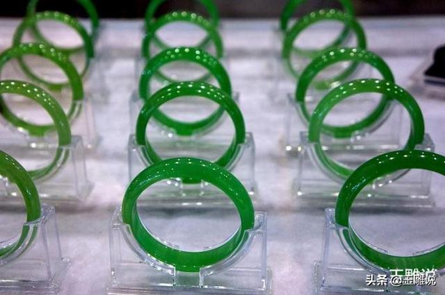 玻璃三分水种翡翠如何划分的知识,玻璃种翡翠手镯-第1张图片-翡翠网 玻璃三分水种翡翠如何划分的知识,玻璃种翡翠手镯-第1张图片-翡翠网