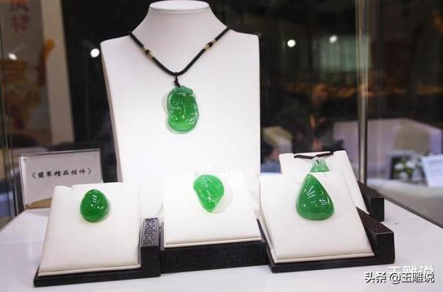 玻璃三分水种翡翠如何划分的知识,玻璃种翡翠手镯-第2张图片-翡翠网 玻璃三分水种翡翠如何划分的知识,玻璃种翡翠手镯-第2张图片-翡翠网