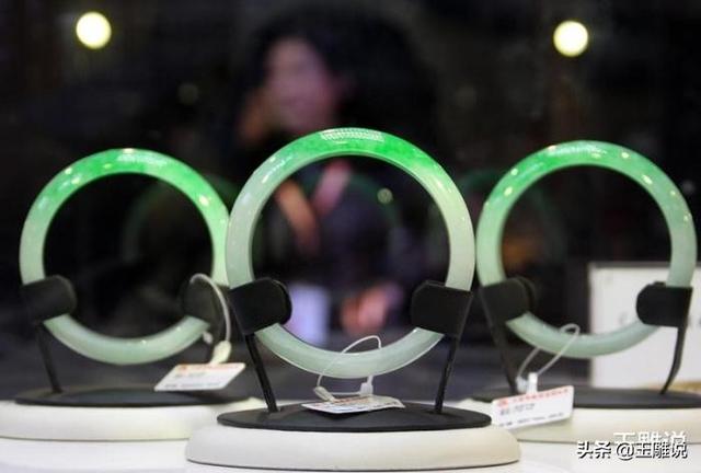 玻璃三分水种翡翠如何划分的知识,玻璃种翡翠手镯-第4张图片-翡翠网 玻璃三分水种翡翠如何划分的知识,玻璃种翡翠手镯-第4张图片-翡翠网