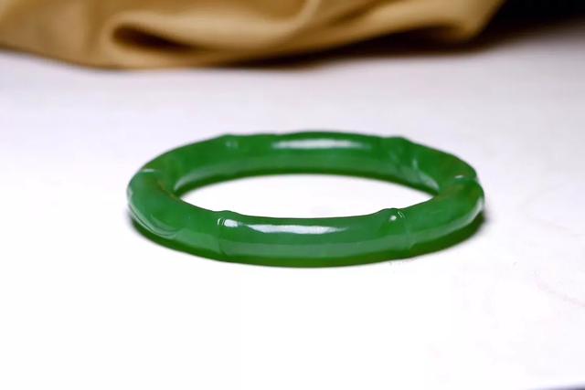 2万的翡翠手镯,翡翠手镯类似和田玉-第1张图片-翡翠网 2万的翡翠手镯,翡翠手镯类似和田玉-第1张图片-翡翠网