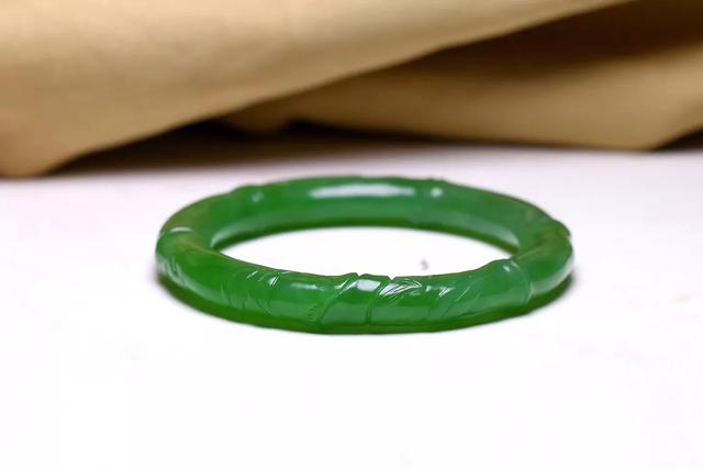 2万的翡翠手镯,翡翠手镯类似和田玉-第2张图片-翡翠网 2万的翡翠手镯,翡翠手镯类似和田玉-第2张图片-翡翠网