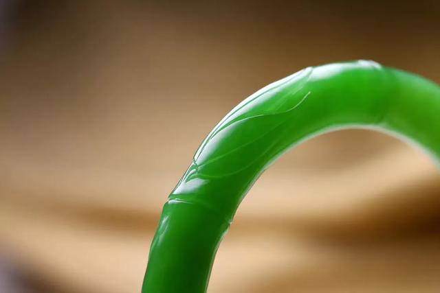 2万的翡翠手镯,翡翠手镯类似和田玉-第3张图片-翡翠网 2万的翡翠手镯,翡翠手镯类似和田玉-第3张图片-翡翠网