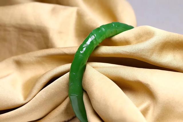 2万的翡翠手镯,翡翠手镯类似和田玉-第4张图片-翡翠网 2万的翡翠手镯,翡翠手镯类似和田玉-第4张图片-翡翠网