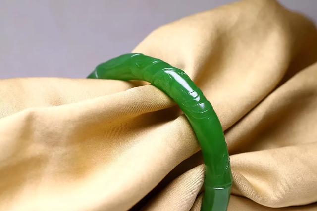 2万的翡翠手镯,翡翠手镯类似和田玉-第6张图片-翡翠网 2万的翡翠手镯,翡翠手镯类似和田玉-第6张图片-翡翠网