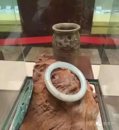 上千年出土玉手镯图片,出土翡翠手镯图片-第1张图片-翡翠网 上千年出土玉手镯图片,出土翡翠手镯图片-第1张图片-翡翠网