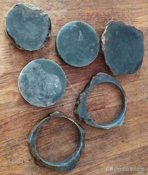 冰糯种晴水手镯在什么价位翡翠冰晴手镯-第5张图片-翡翠网 冰糯种晴水手镯在什么价位翡翠冰晴手镯-第5张图片-翡翠网