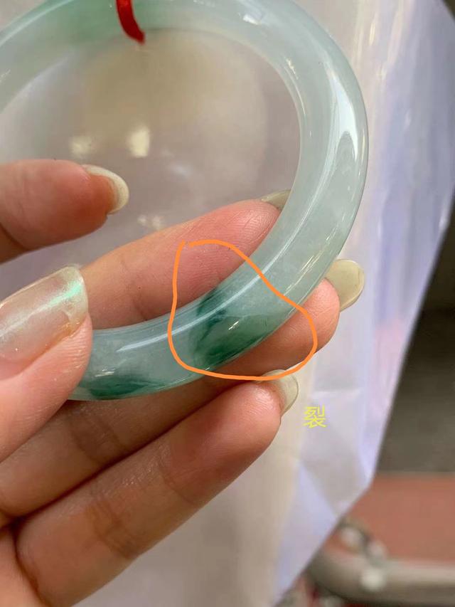 翡翠手镯常见裂痕图片,翡翠手镯生长纹图片-第1张图片-翡翠网 翡翠手镯常见裂痕图片,翡翠手镯生长纹图片-第1张图片-翡翠网