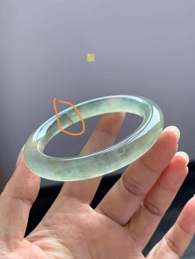 翡翠手镯常见裂痕图片,翡翠手镯生长纹图片-第2张图片-翡翠网 翡翠手镯常见裂痕图片,翡翠手镯生长纹图片-第2张图片-翡翠网