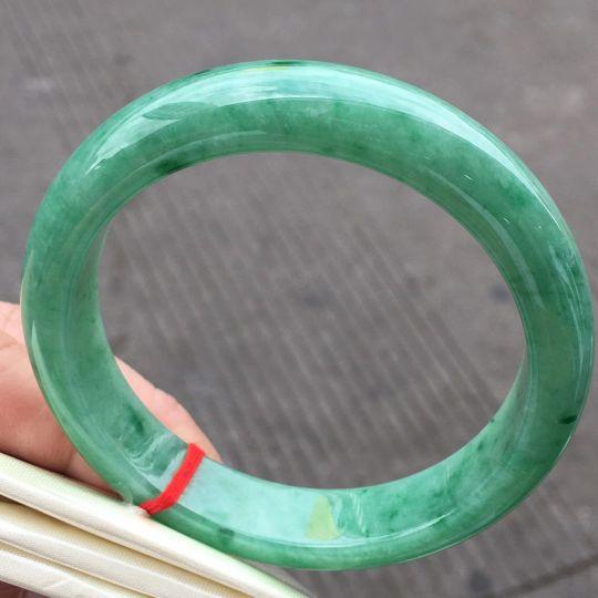 翡翠手镯常见裂痕图片,翡翠手镯生长纹图片-第7张图片-翡翠网 翡翠手镯常见裂痕图片,翡翠手镯生长纹图片-第7张图片-翡翠网