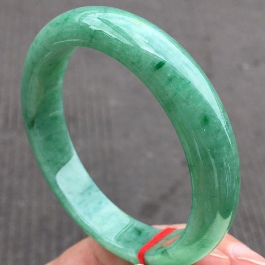 翡翠手镯常见裂痕图片,翡翠手镯生长纹图片-第8张图片-翡翠网 翡翠手镯常见裂痕图片,翡翠手镯生长纹图片-第8张图片-翡翠网