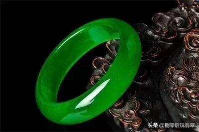 翡翠手镯带银还是银好金手镯银手镯玉手镯哪个好-第8张图片-翡翠网 翡翠手镯带银还是银好金手镯银手镯玉手镯哪个好-第8张图片-翡翠网