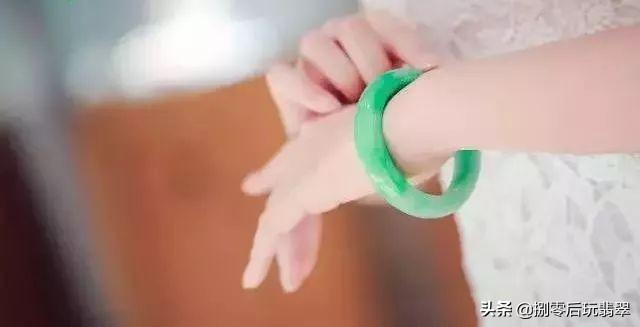 翡翠手镯带银还是银好金手镯银手镯玉手镯哪个好-第10张图片-翡翠网 翡翠手镯带银还是银好金手镯银手镯玉手镯哪个好-第10张图片-翡翠网