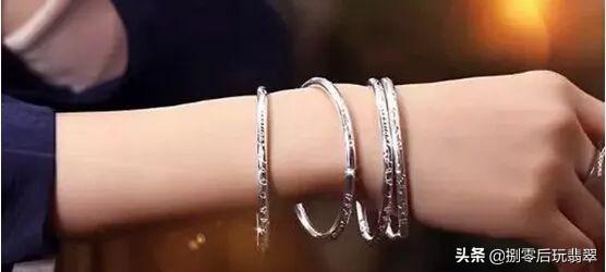 翡翠手镯带银还是银好金手镯银手镯玉手镯哪个好-第13张图片-翡翠网 翡翠手镯带银还是银好金手镯银手镯玉手镯哪个好-第13张图片-翡翠网