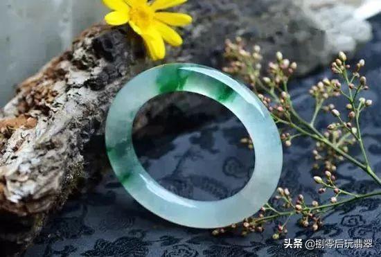 翡翠手镯带银还是银好金手镯银手镯玉手镯哪个好-第17张图片-翡翠网 翡翠手镯带银还是银好金手镯银手镯玉手镯哪个好-第17张图片-翡翠网